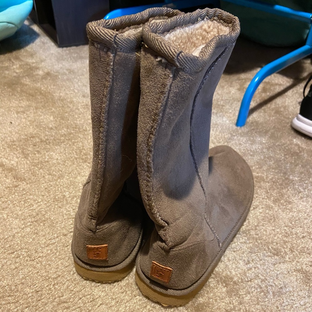 Fuzzy boots Room of Fashion